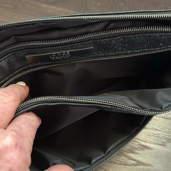 Jones NY PVC Cosmetic/travel wedge pouch,2 zip front pockets 1 interior,texture - Picture 7 of 12